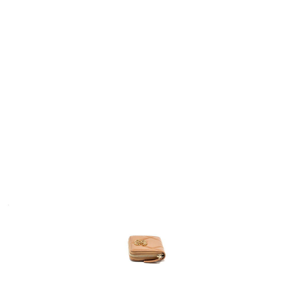 CHANEL 19 ZIP CARD HOLDER LAMBSKIN BEIGE GHW (MICROCHIP)