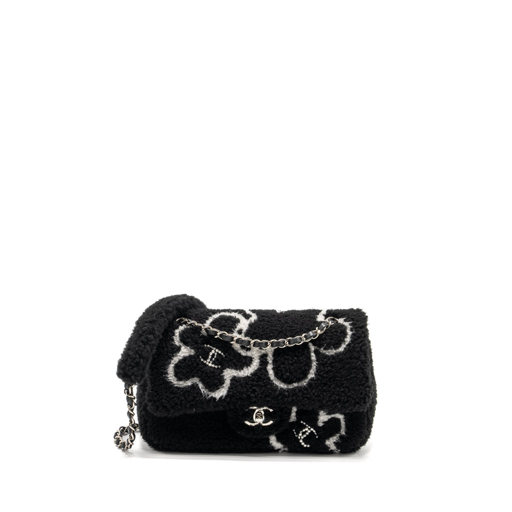 CHANEL 22A FLUFFY CAMELLIA FLAP BAG EMBROIDERED SHEARLING LAMBSKIN BLACK / WHITE SHW (MICROCHIP)