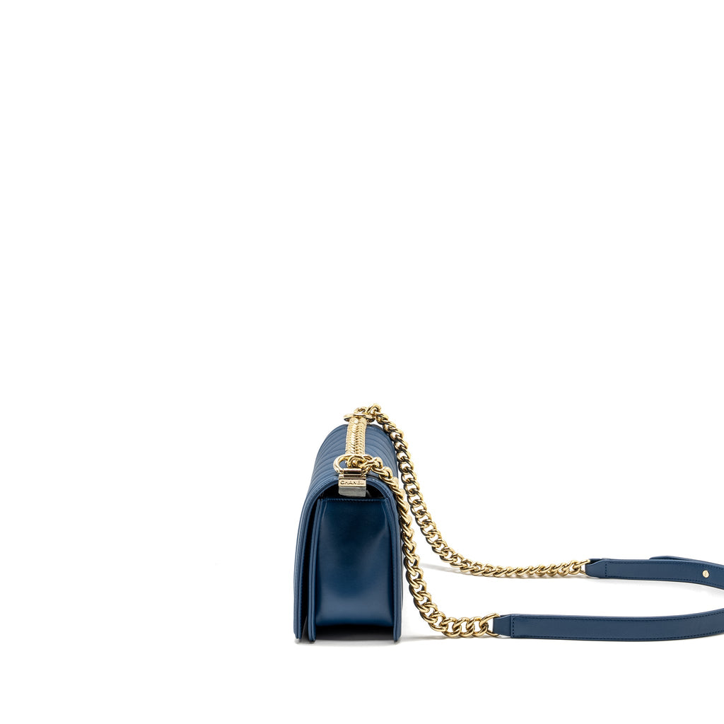 CHANEL MEDIUM CHEVRON BOY BAG CALFSKIN BLUE GHW