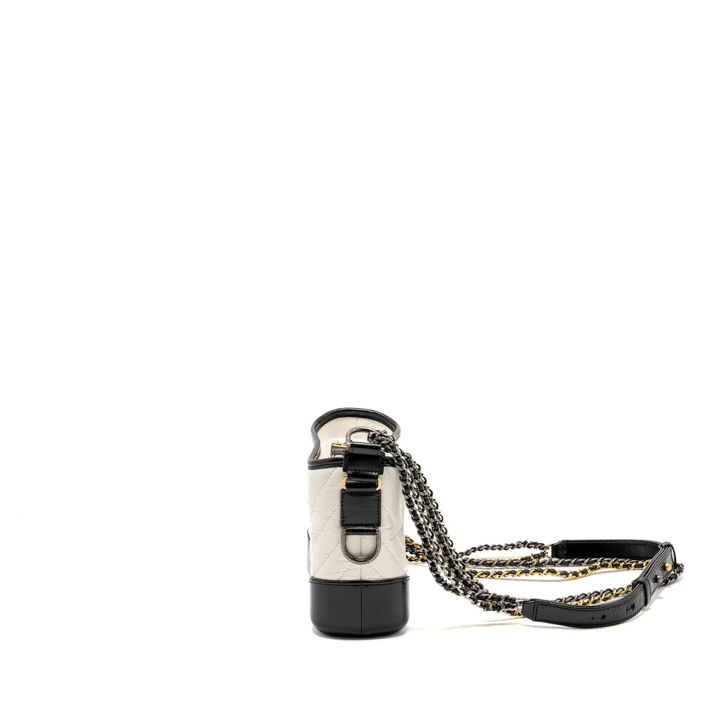 CHANEL SMALL CHEVRON GABRIELLE HOBO BAG CALFSKIN WHITE/BLACK MULTICOLOUR HARDWARE