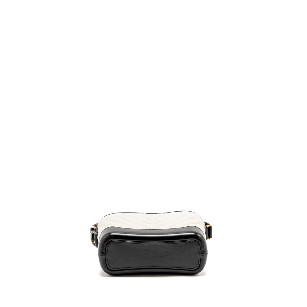 CHANEL SMALL CHEVRON GABRIELLE HOBO BAG CALFSKIN WHITE/BLACK MULTICOLOUR HARDWARE