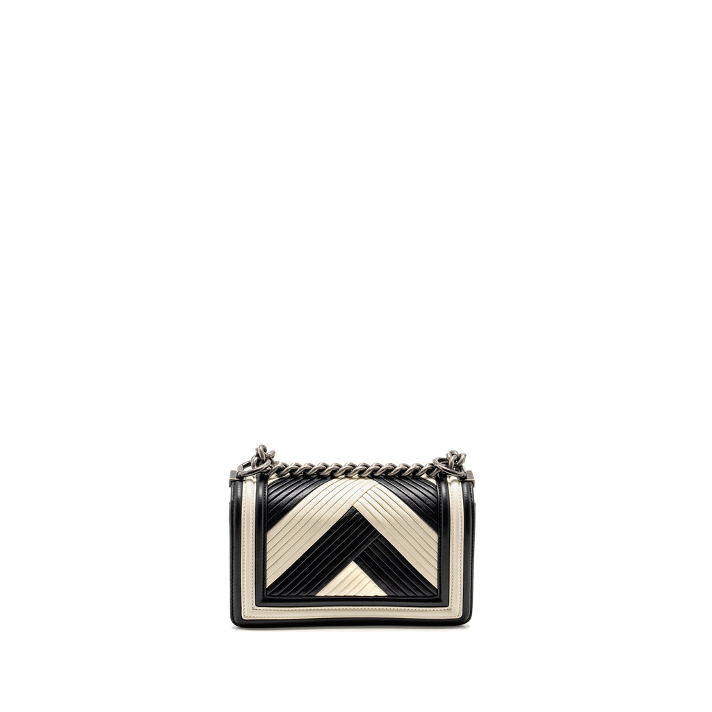 CHANEL SMALL BOY BAG CHEVRON CALFSKIN WHITE/BLACK RUTHENIUM SILVER HARDWARE