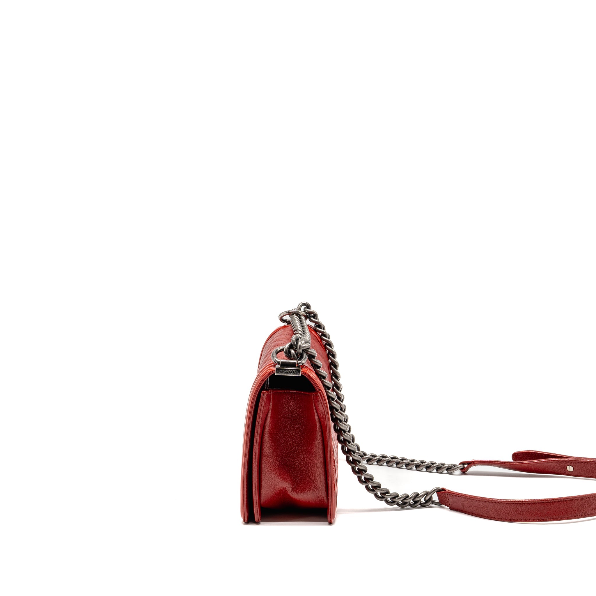 CHANEL MEDIUM BOY BAG CALFSKIN/PATENT RED RUTHENIUM SILVER HARDWARE