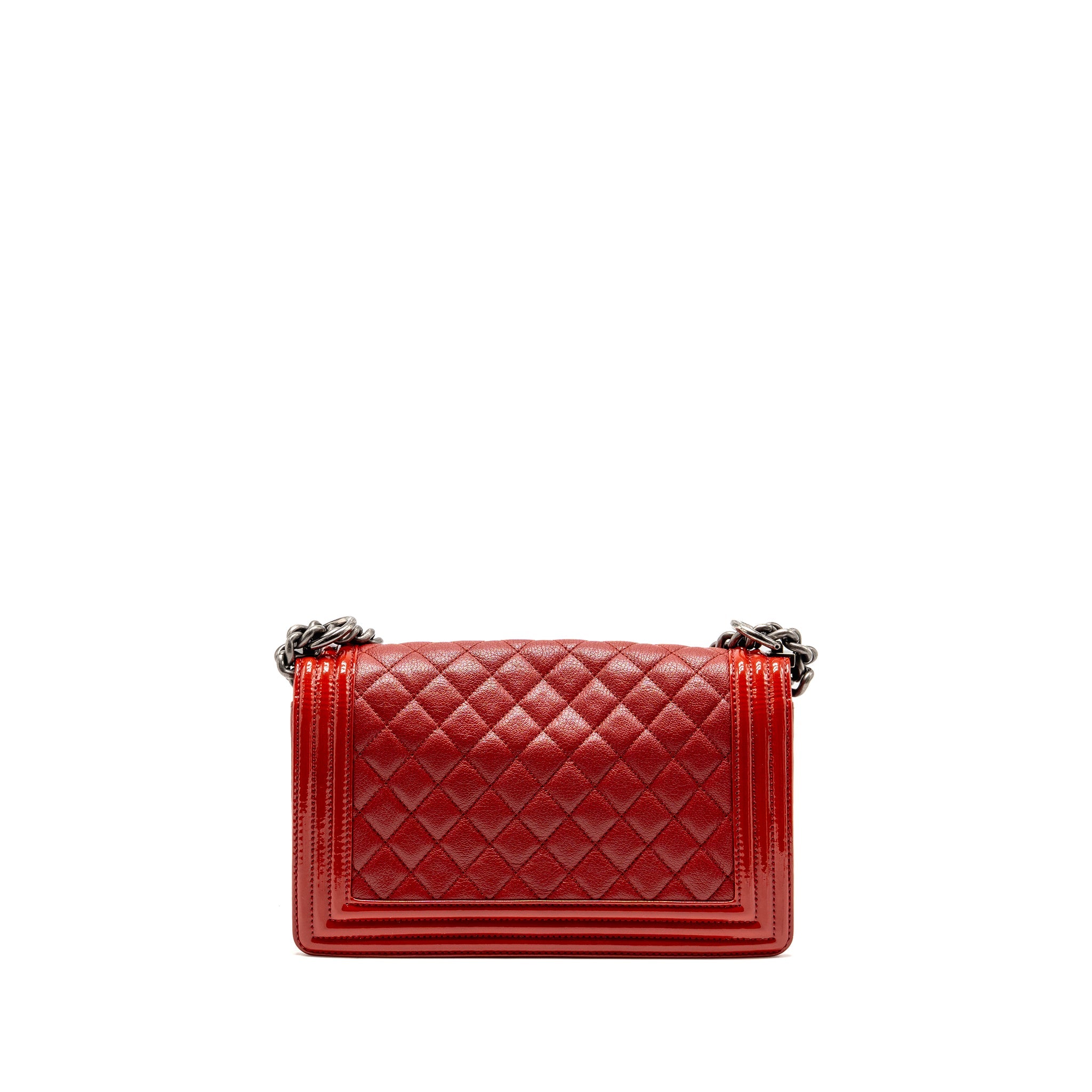 CHANEL MEDIUM BOY BAG CALFSKIN/PATENT RED RUTHENIUM SILVER HARDWARE