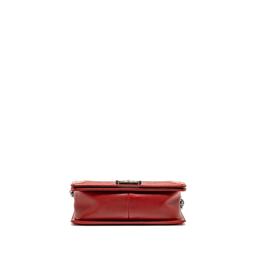 CHANEL MEDIUM BOY BAG CALFSKIN/PATENT RED RUTHENIUM SILVER HARDWARE