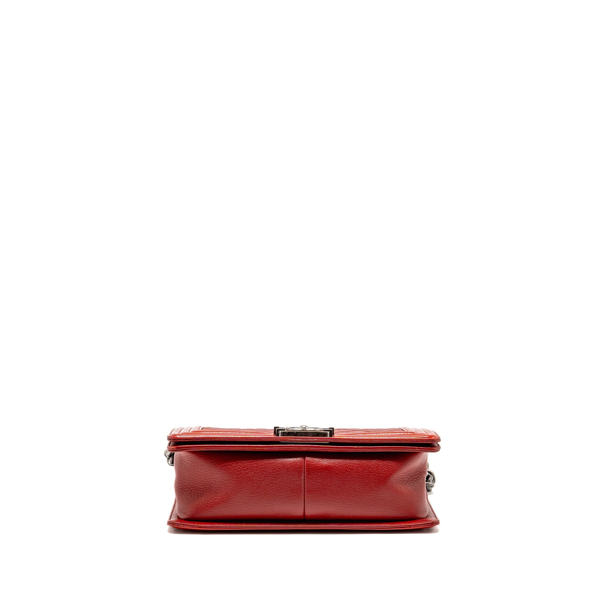 CHANEL MEDIUM BOY BAG CALFSKIN/PATENT RED RUTHENIUM SILVER HARDWARE
