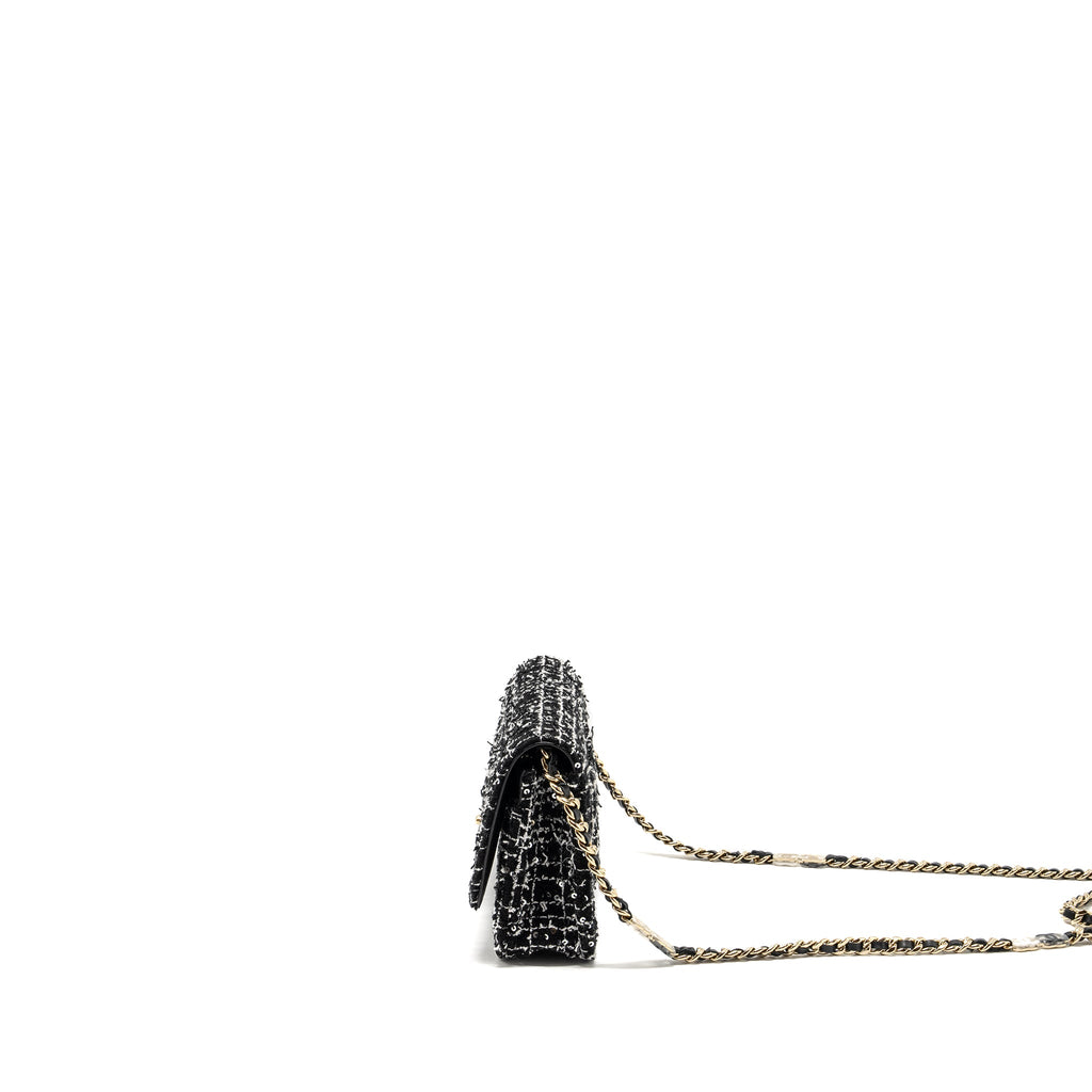 CHANEL 24P DETAIL CHAINS WALLET ON CHAIN TWEED/SEQUINS BLACK/WHITE LGHW (MICROCHIP)