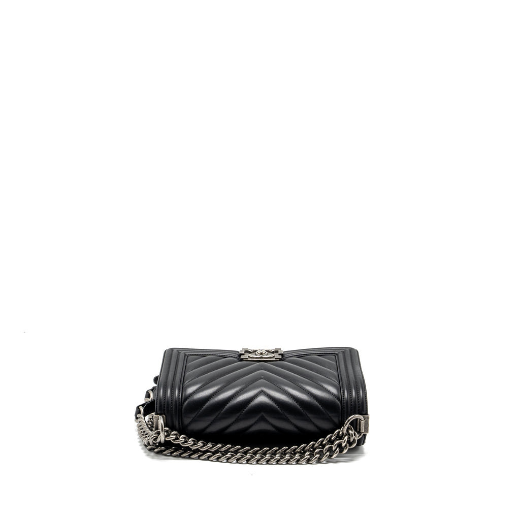 CHANEL MEDIUM CHEVRON BOY BAG LAMBSKIN BLACK RUTHENIUM HARDWARE
