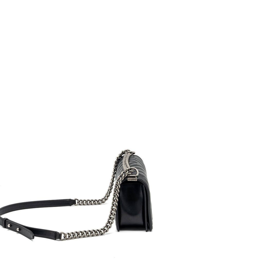 CHANEL MEDIUM CHEVRON BOY BAG LAMBSKIN BLACK RUTHENIUM HARDWARE
