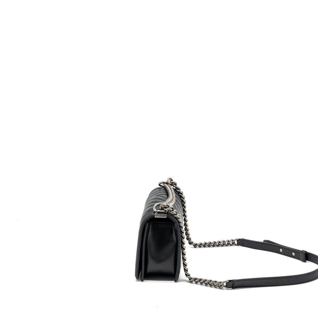 CHANEL MEDIUM CHEVRON BOY BAG LAMBSKIN BLACK RUTHENIUM HARDWARE