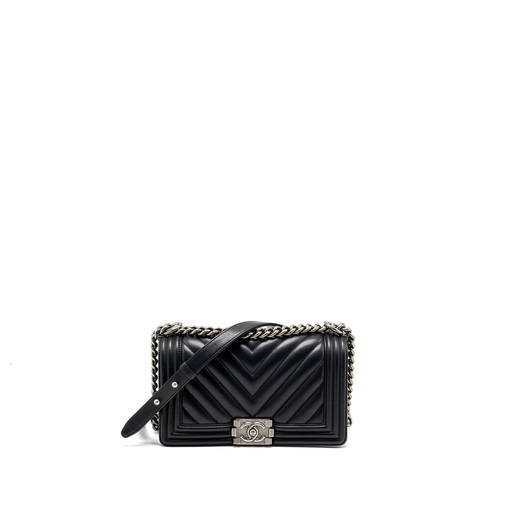 CHANEL MEDIUM CHEVRON BOY BAG LAMBSKIN BLACK RUTHENIUM HARDWARE