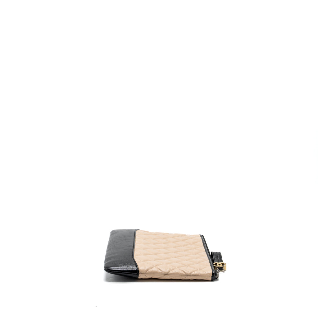 CHANEL GABRIELLE ZIP CLUTCH BAG CALFSKIN BEIGE / BLACK MULTICOLOUR HARDWARE
