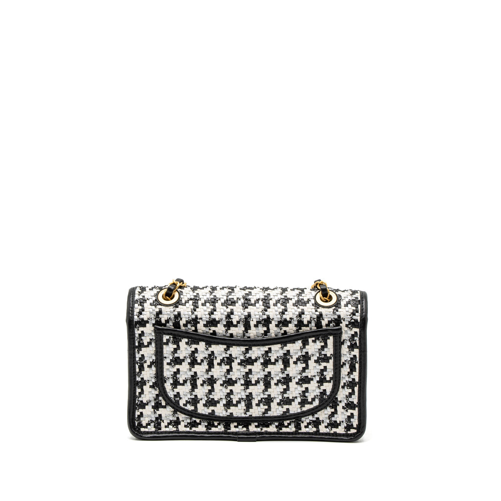CHANEL 23C HOUNDSTOOTH WEAVING FLAP BAG TWEED/LAMBSKIN BLACK/WHITE BRUSHED GHW (MICROCHIP)