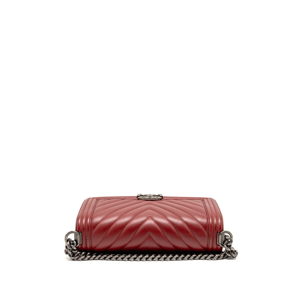 CHANEL CHEVRON NEW MEDIUM BOY BAG CALFSKIN RED RUTHENIUM HARDWARE