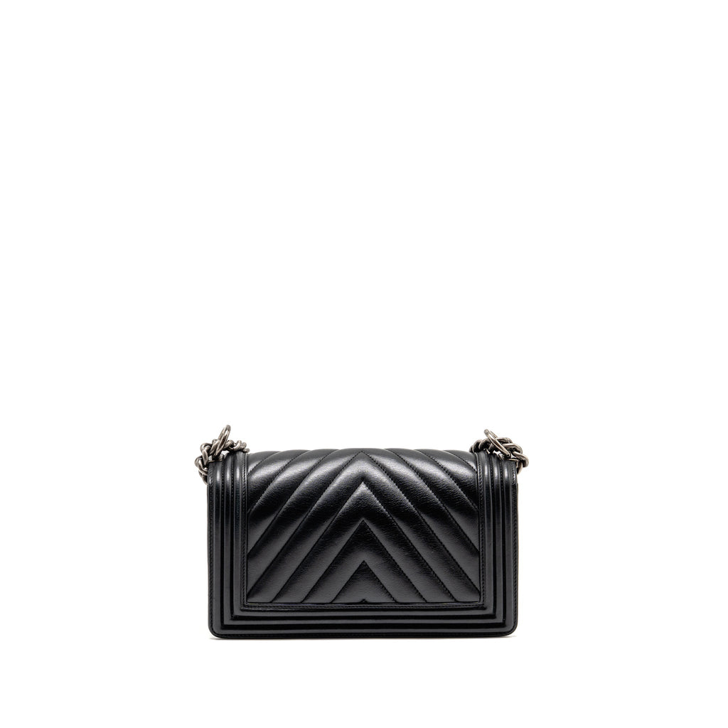 CHANEL CHEVRON MEDIUM BOY BAG CALFSKIN BLACK RUTHENIUM SHW