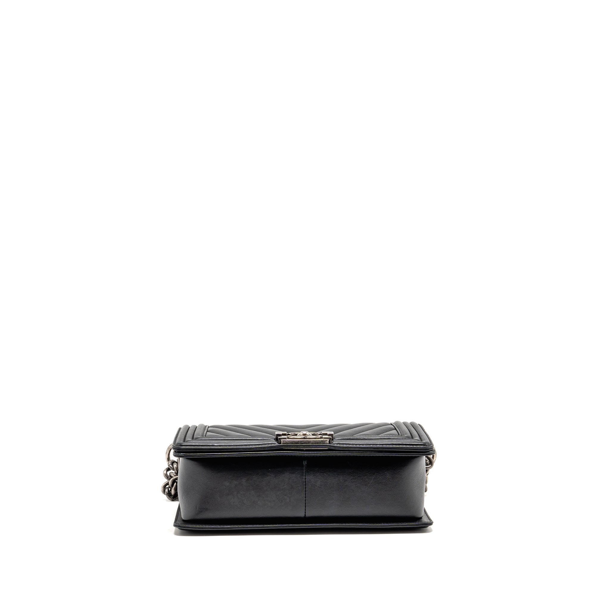 CHANEL CHEVRON MEDIUM BOY BAG CALFSKIN BLACK RUTHENIUM SHW