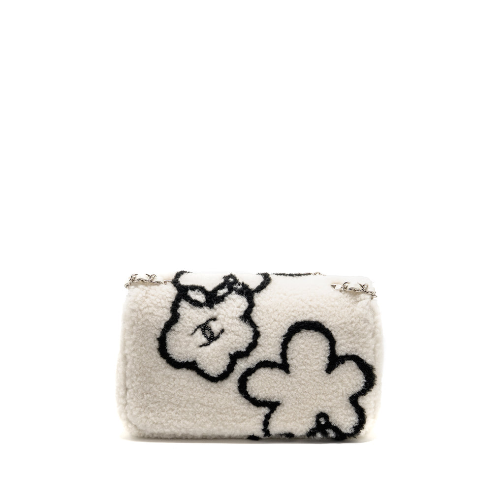 CHANEL 22A FLUFFY CAMELLIA FLAP BAG SHEARLING WHITE SHW (MICROCHIP)