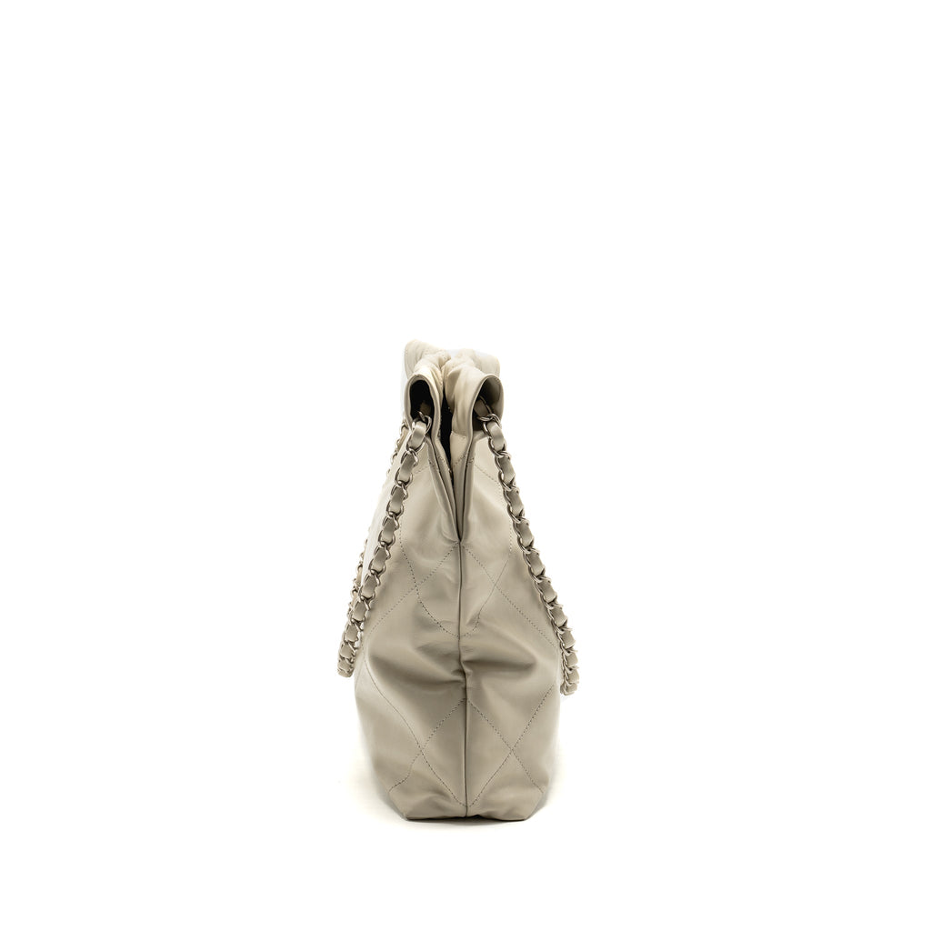 CHANEL SMALL 22 SHINY CALFSKIN LIGHT GREY SHW (MICROCHIP)
