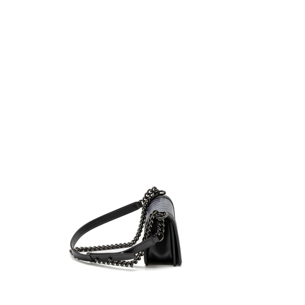 CHANEL SMALL BOY BAG CHEVRON CALFSKIN BLACK/IRIDESCENT BLUE BLACK HARDWARE