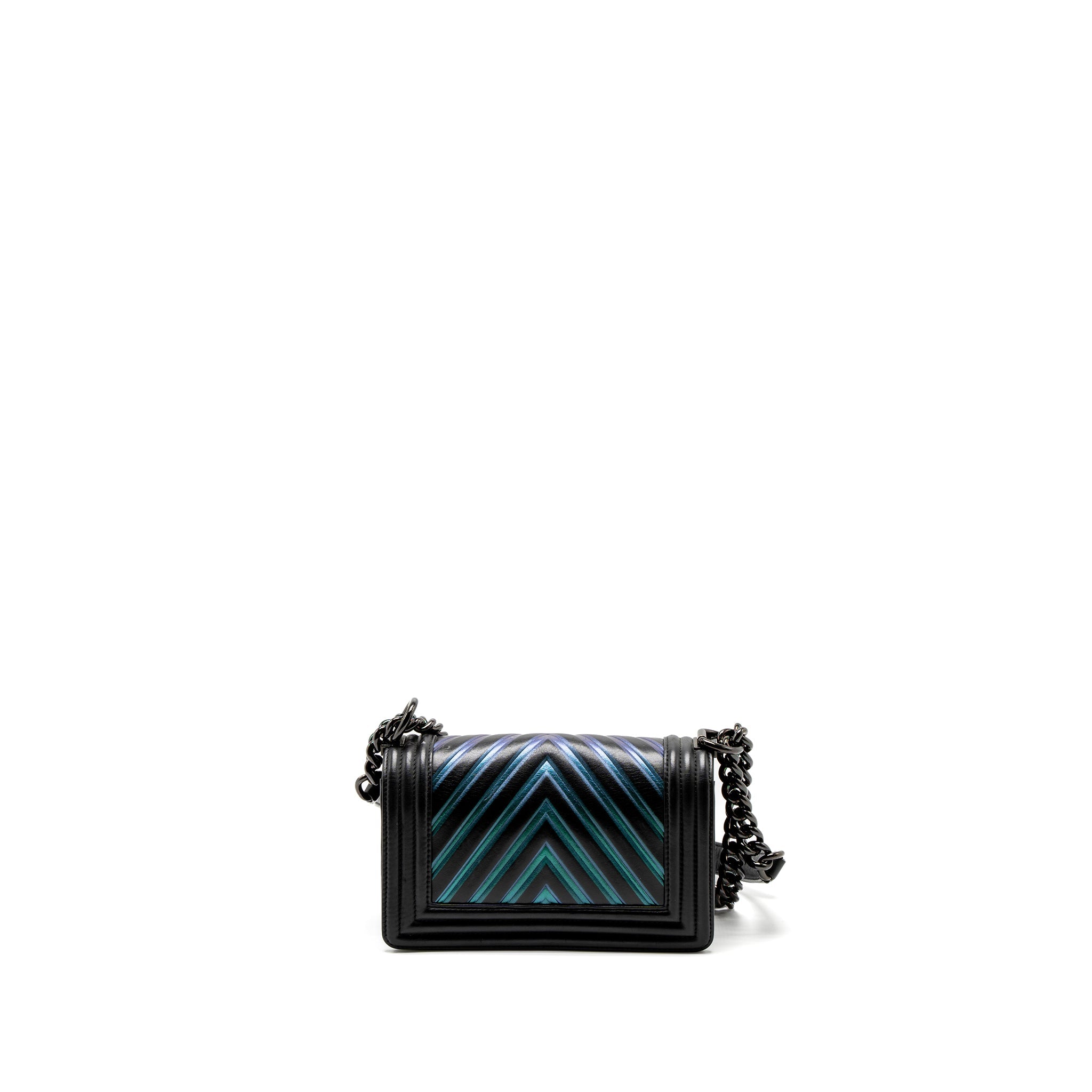 CHANEL SMALL BOY BAG CHEVRON CALFSKIN BLACK/IRIDESCENT BLUE BLACK HARDWARE