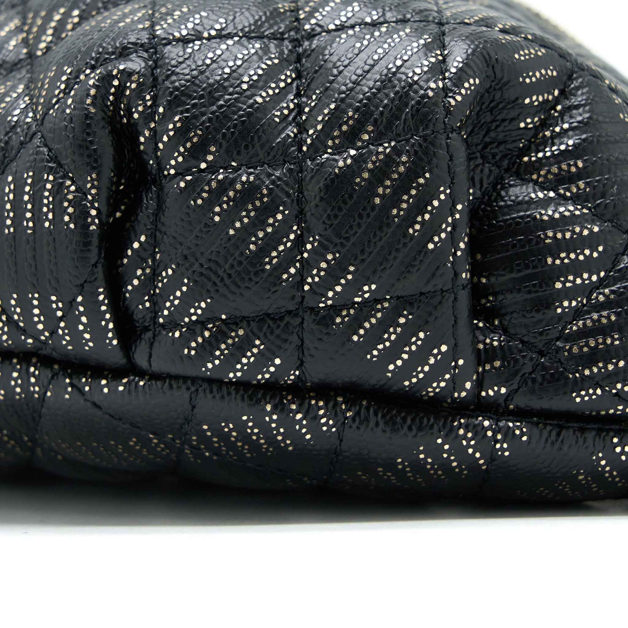 CHANEL SEASONAL WAIST BAG CALFSKIN BLACK/GOLD GHW
