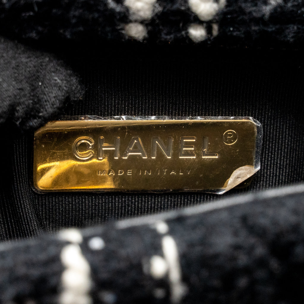 CHANEL SMALL 19 BAG TWEED BLACK / WHITE MULTICOLOUR HARDWARE (MICROCHIP)