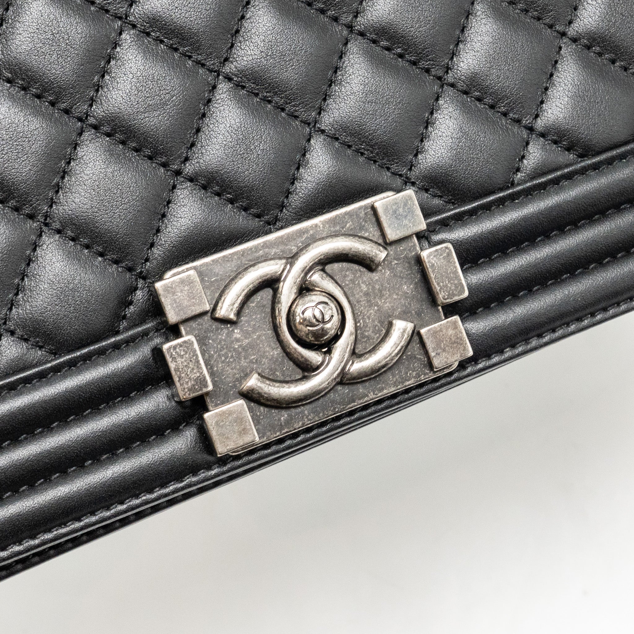CHANEL MEDIUM BOY BAG CALFSKIN BLACK RUTHENIUM SHW