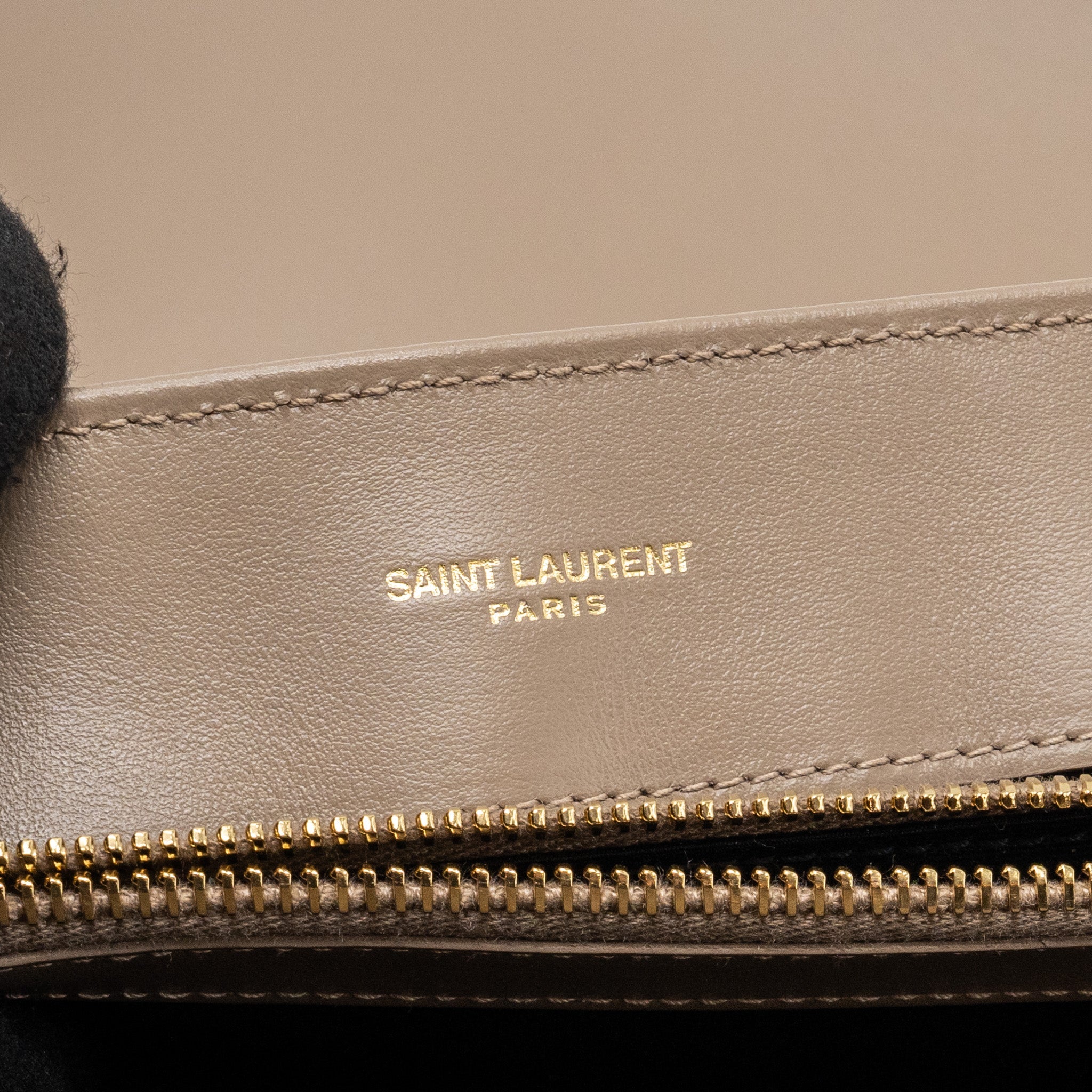 SAINT LAURENT MEDIUM LOULOU SHOULDER BAG BEIGE GHW