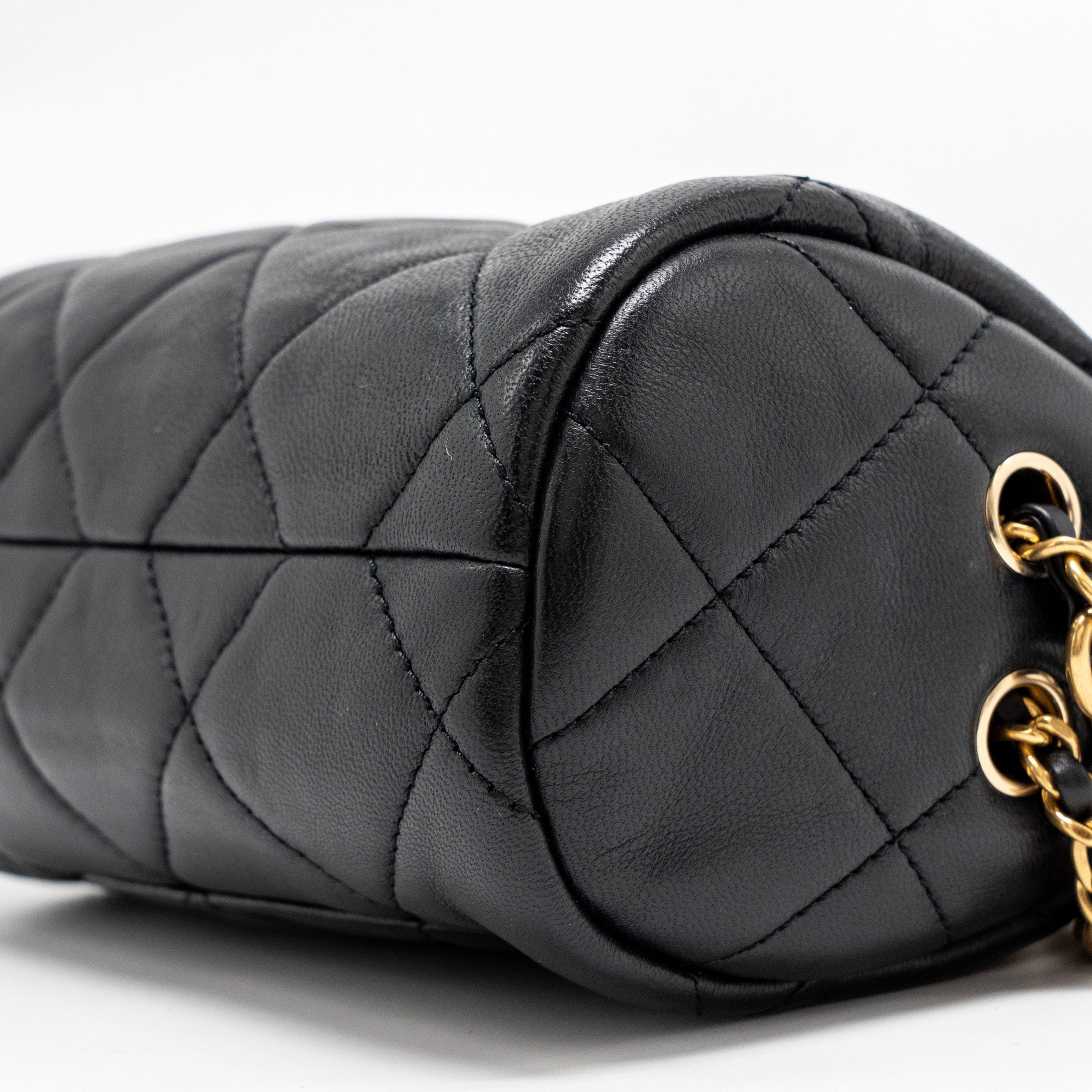 CHANEL 22A DETAIL CHAIN BOWLING BAG LAMBSKIN BLACK GHW (MICROCHIP)