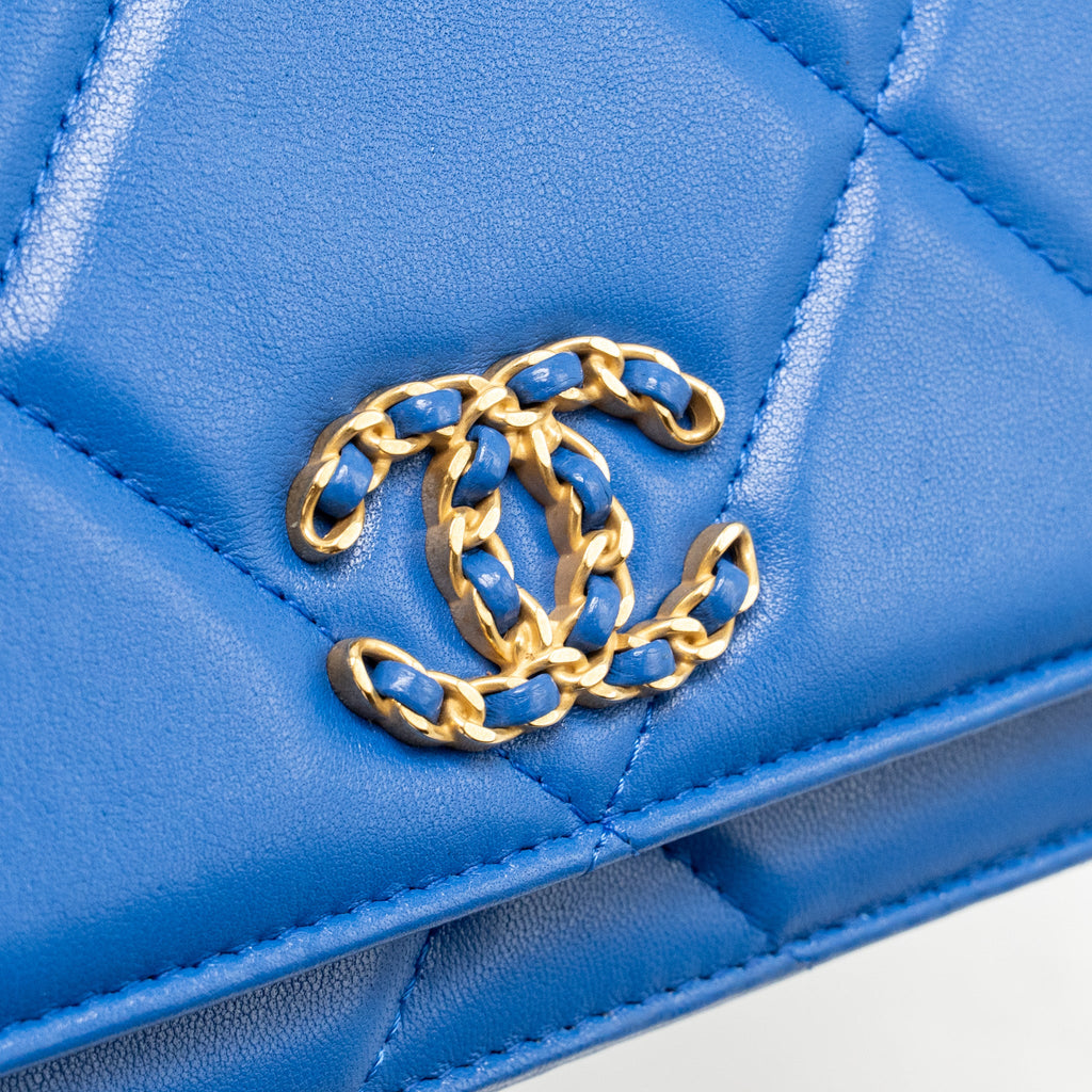 CHANEL 19 WALLET ON CHAIN LAMBSKIN BLUE MULTICOLOUR HARDWARE