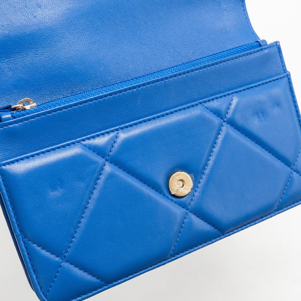 CHANEL 19 WALLET ON CHAIN LAMBSKIN BLUE MULTICOLOUR HARDWARE