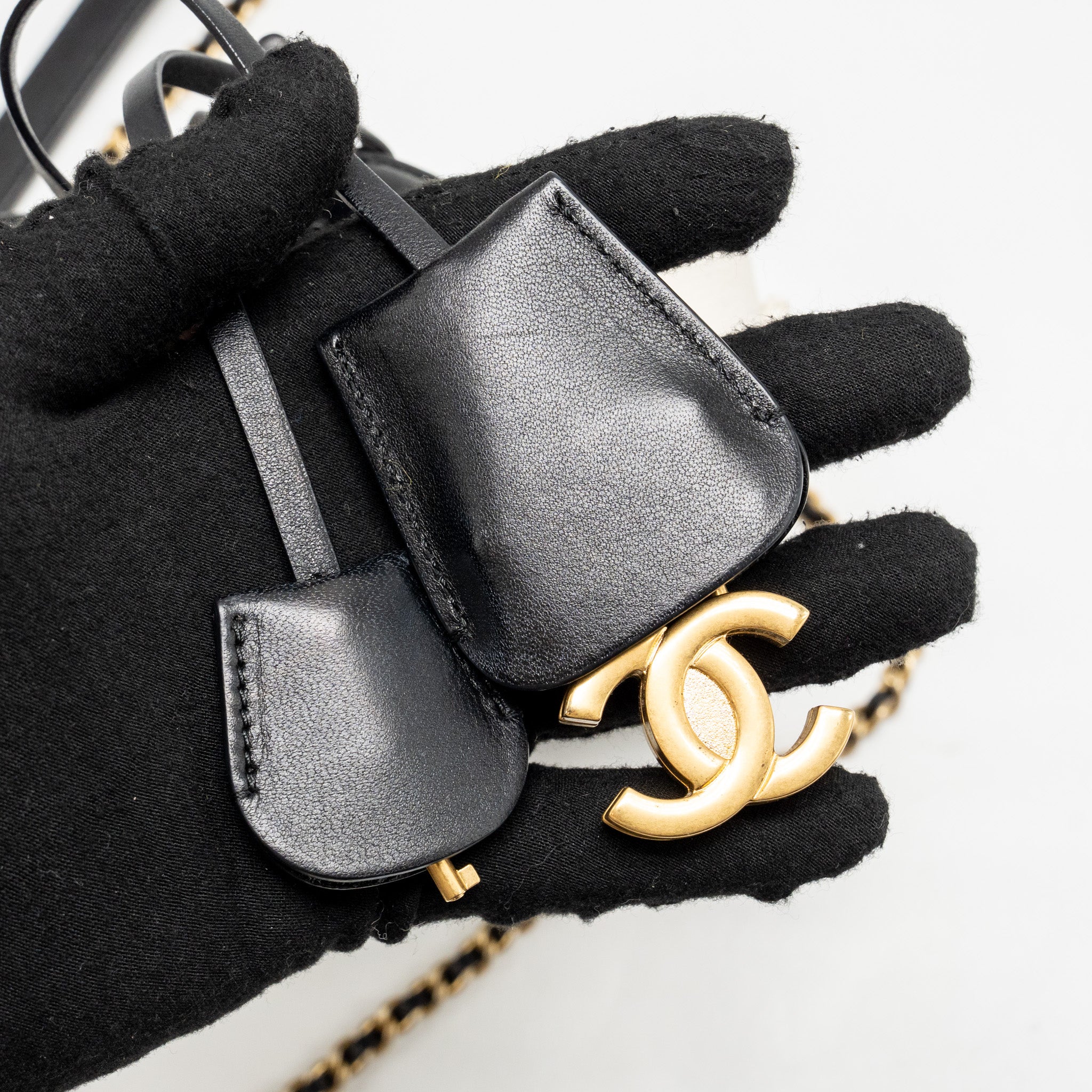 CHANEL CC FILIGREE VANITY CASE CAVIAR WHITE/BLACK GHW