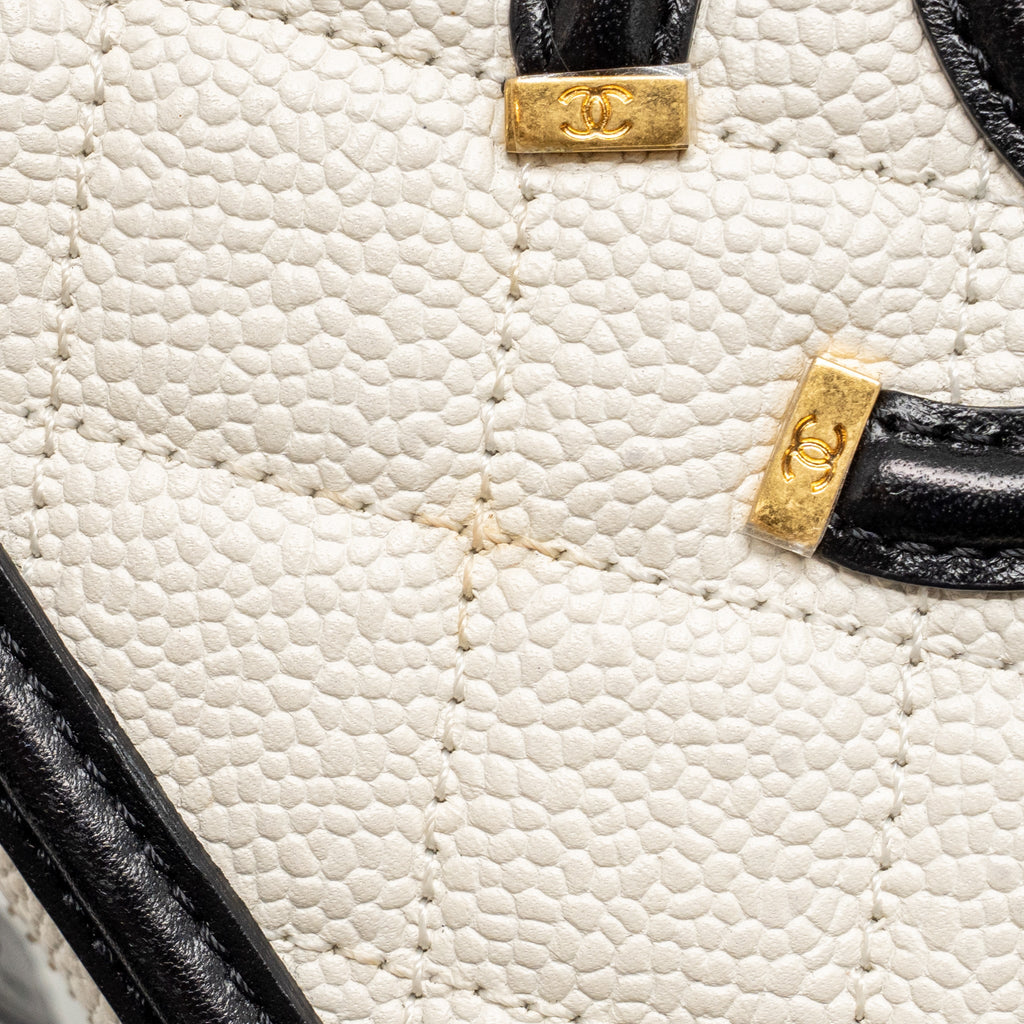 CHANEL CC FILIGREE VANITY CASE CAVIAR WHITE/BLACK GHW