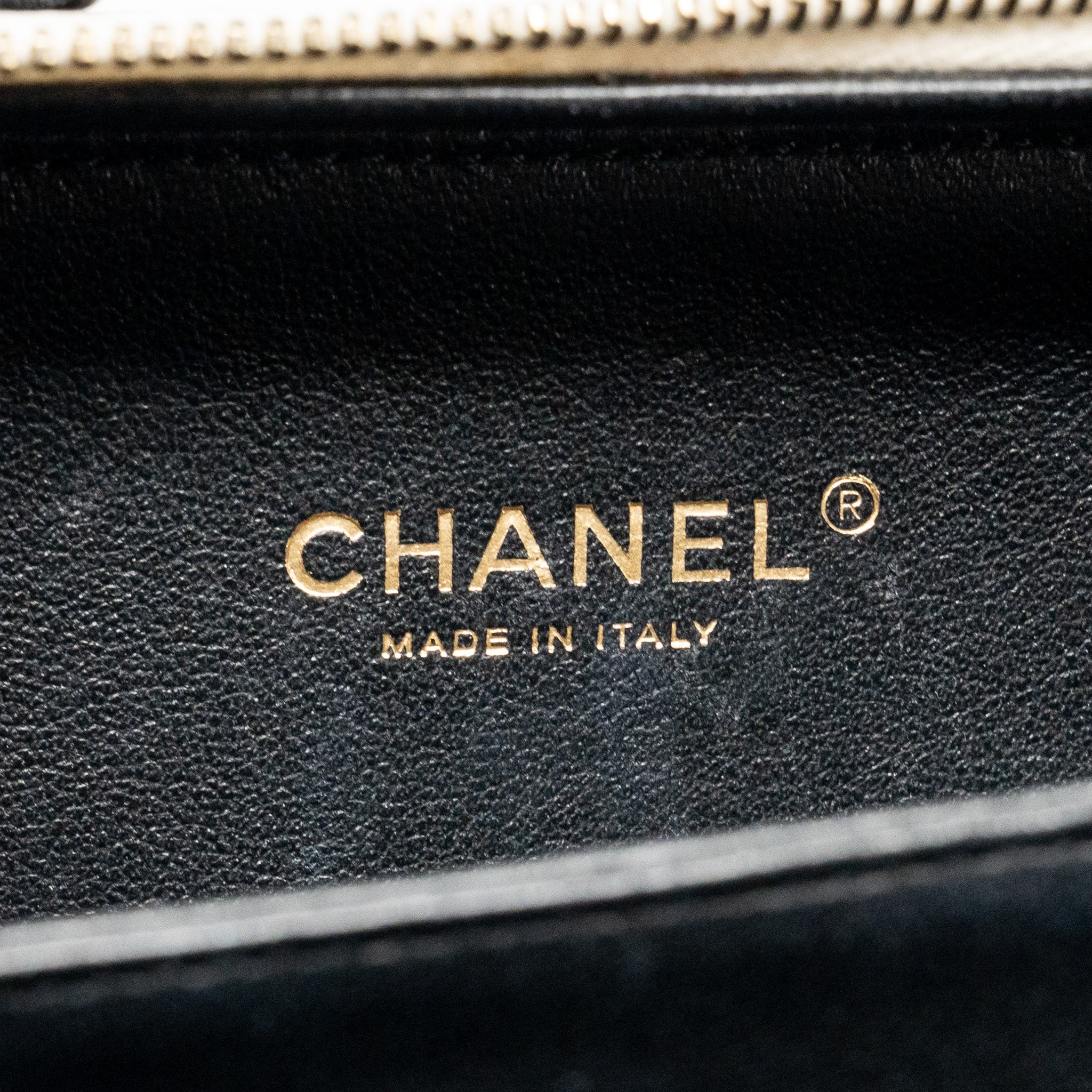 CHANEL CC FILIGREE VANITY CASE CAVIAR WHITE/BLACK GHW
