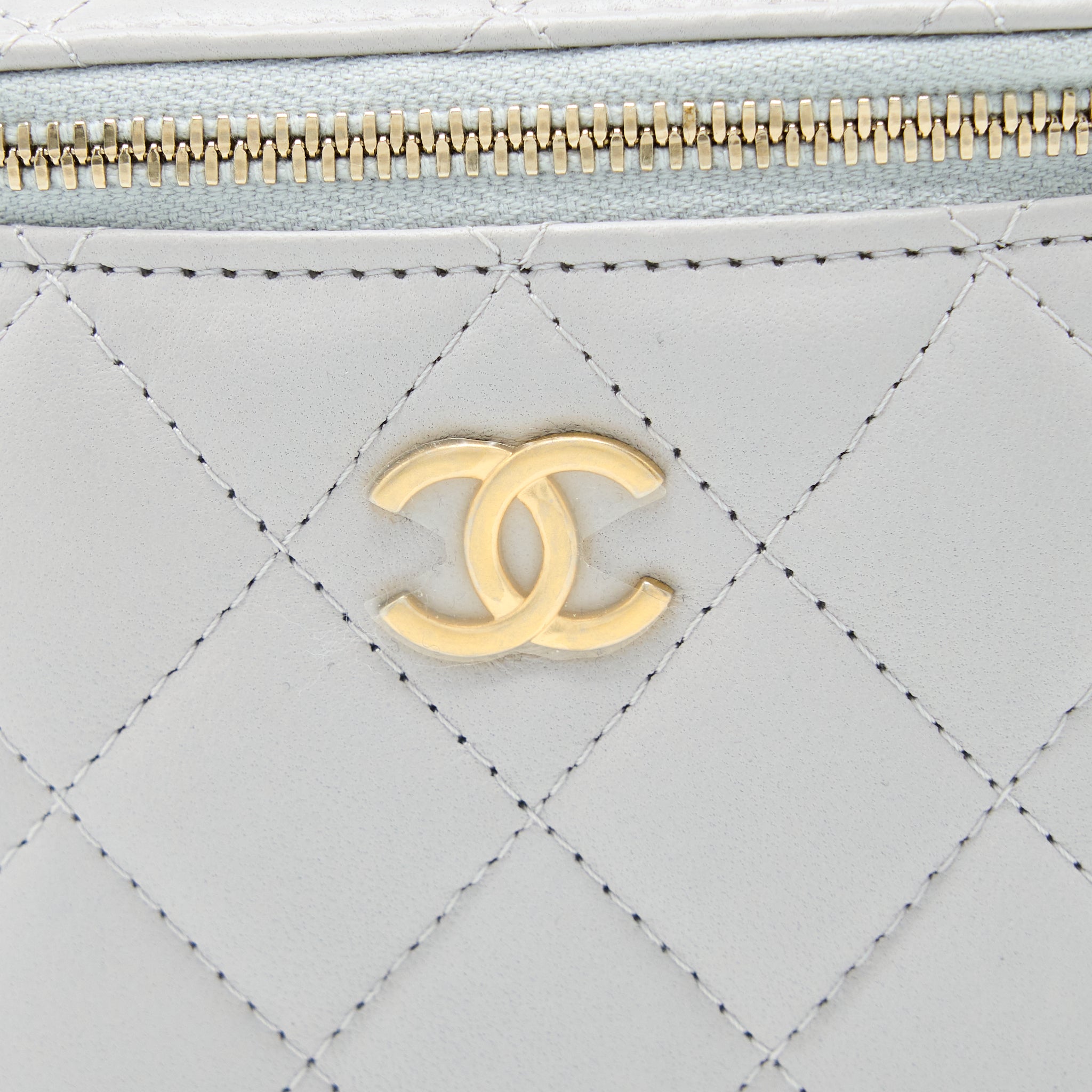 CHANEL 21A TOP HANDLE MINI VANITY WITH CHAIN LAMBSKIN LIGHT GREY GHW