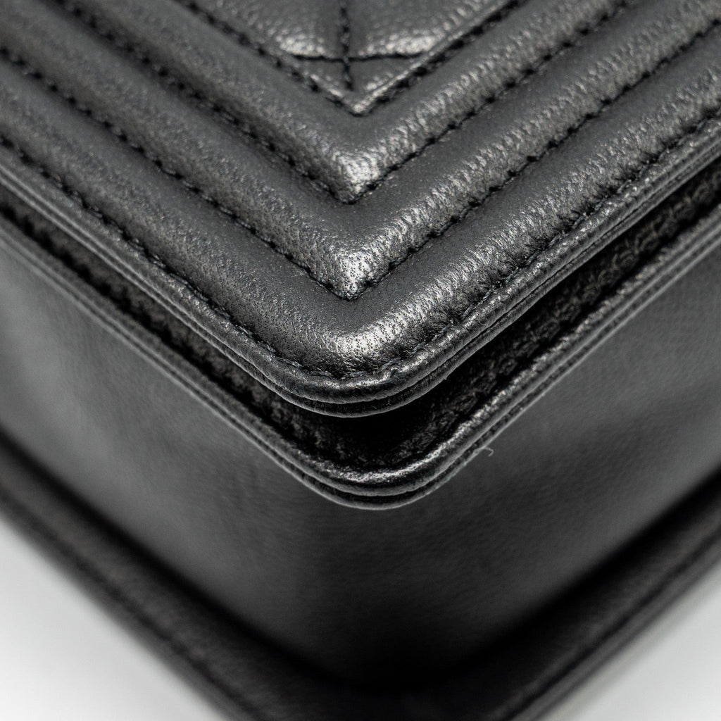 CHANEL NEW MEDIUM BOY BAG CAVIAR SO BLACK