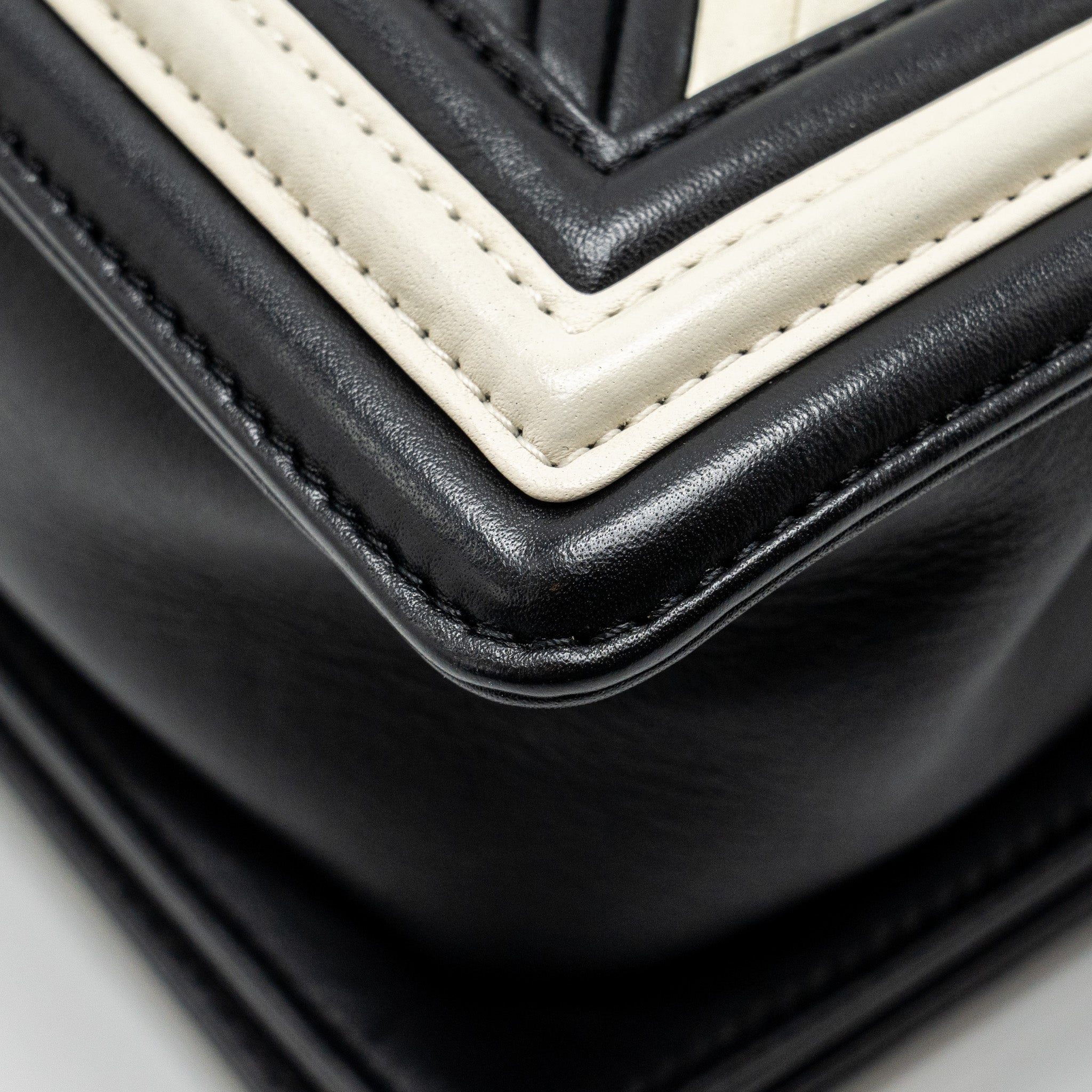 CHANEL SMALL BOY BAG CHEVRON CALFSKIN WHITE/BLACK RUTHENIUM SILVER HARDWARE