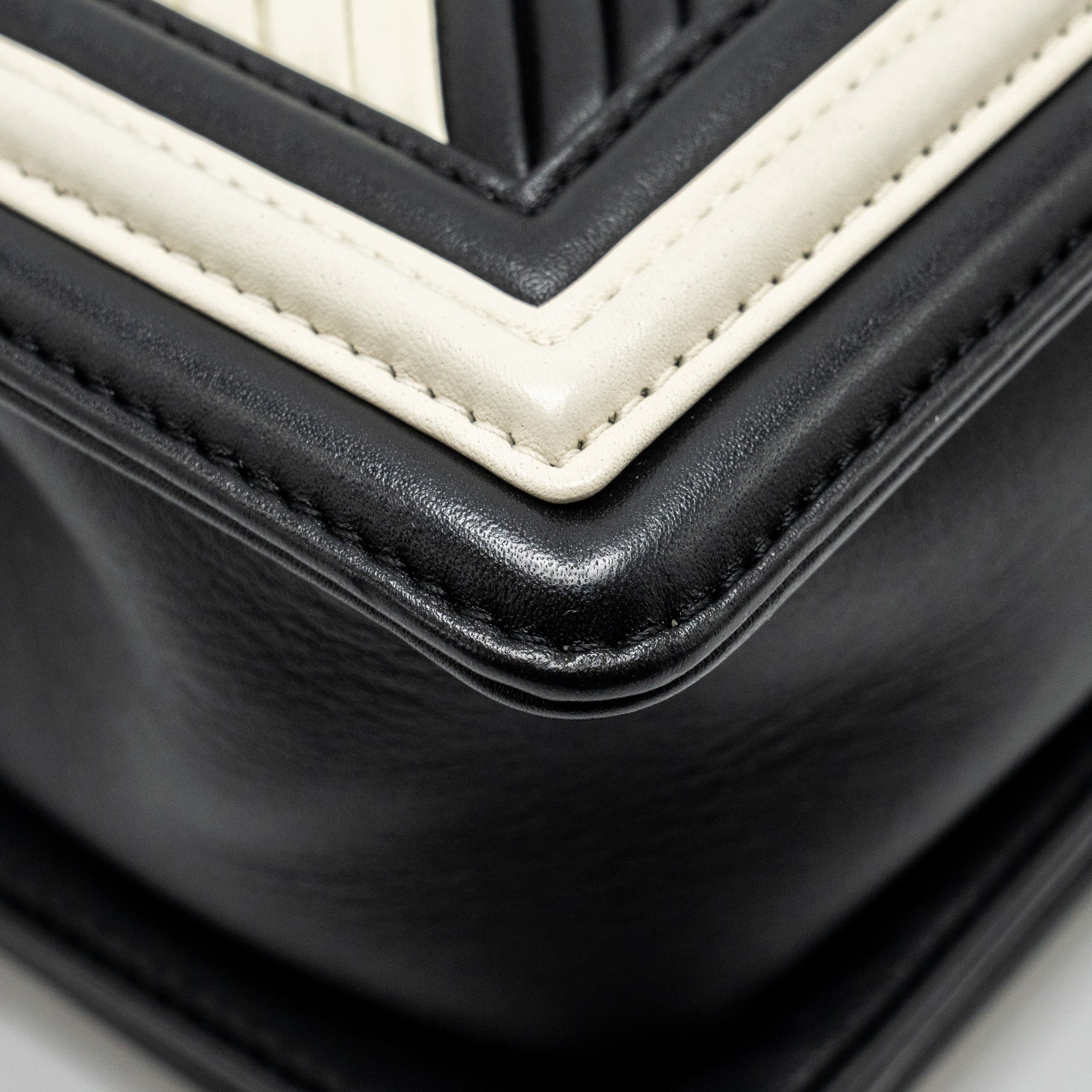 CHANEL SMALL BOY BAG CHEVRON CALFSKIN WHITE/BLACK RUTHENIUM SILVER HARDWARE