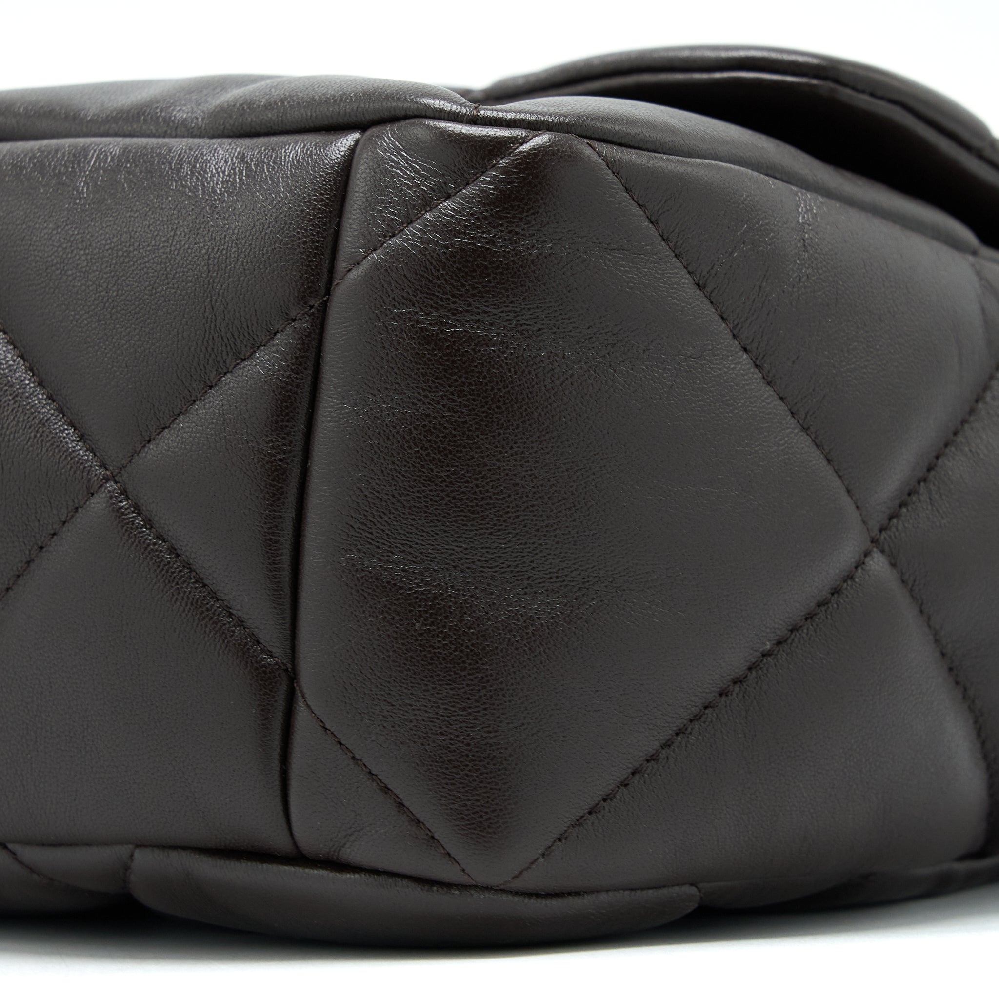 CHANEL 21A MAXI 19 FLAP BAG LAMBSKIN DARK BROWN MULTICOLOUR HARDWARE (MICROCHIP)