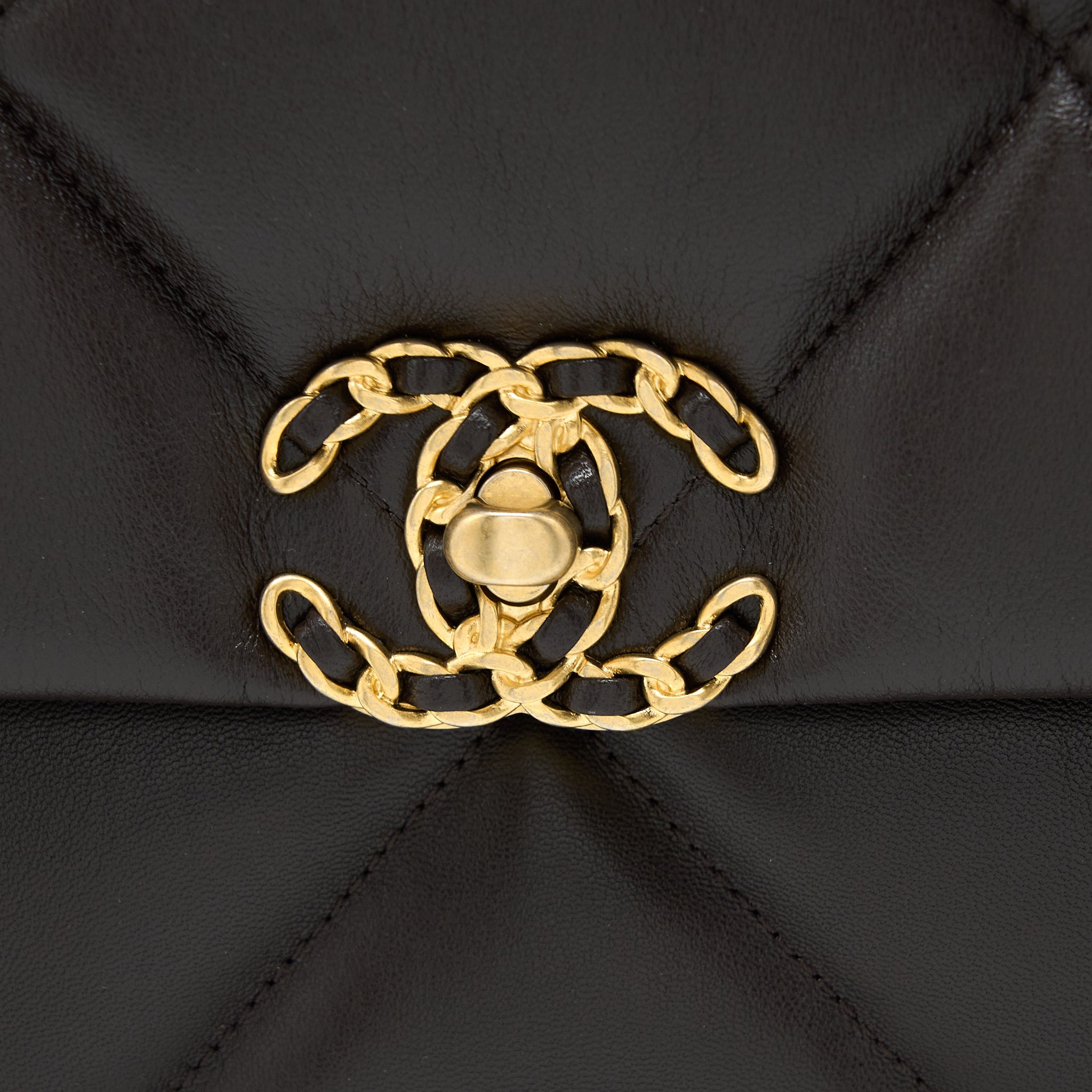 CHANEL 21A MAXI 19 FLAP BAG LAMBSKIN DARK BROWN MULTICOLOUR HARDWARE (MICROCHIP)