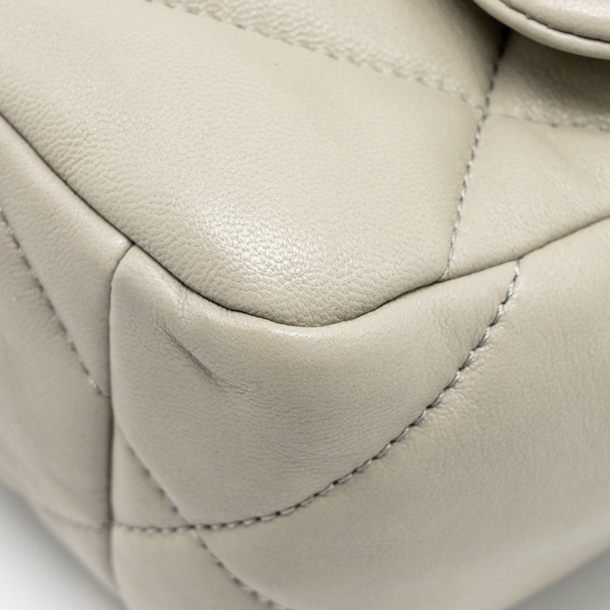 CHANEL SMALL 19 BAG LAMBSKIN LIGHT GREY MULTICOLOURED HARDWARE (MICROCHIP)