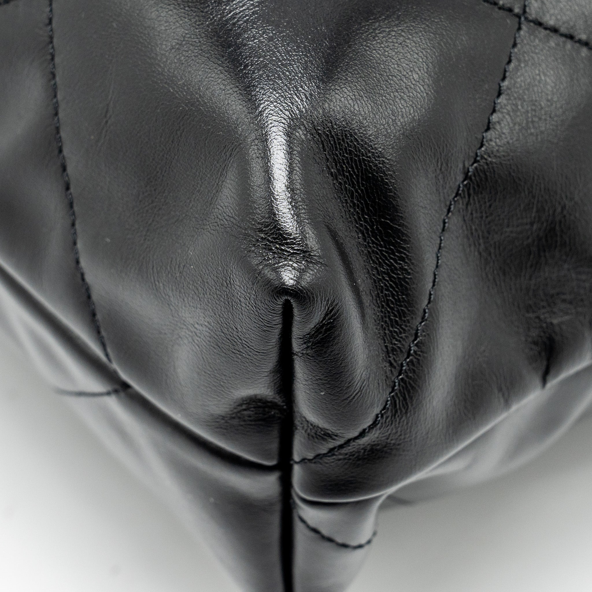 CHANEL MEDIUM 22 BAG SHINY CALFSKIN BLACK GHW