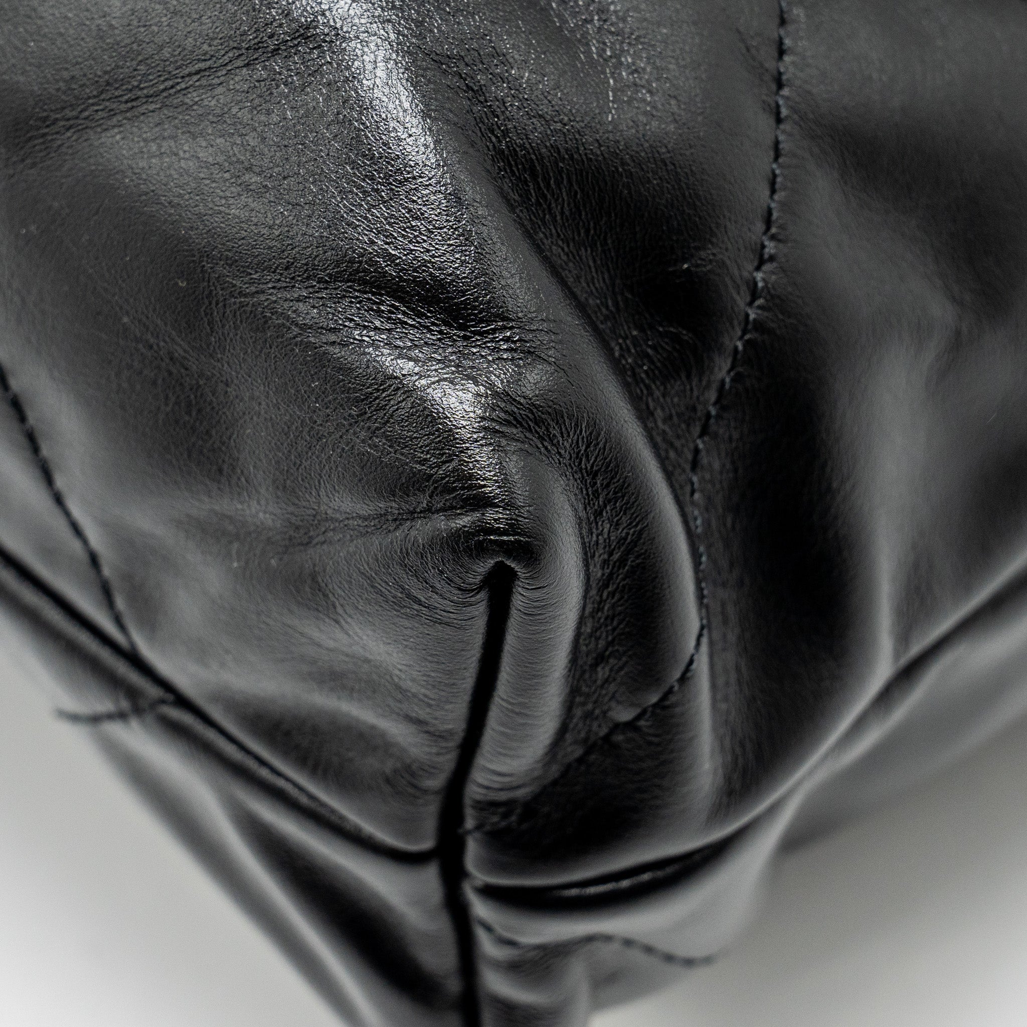 CHANEL MEDIUM 22 BAG SHINY CALFSKIN BLACK GHW