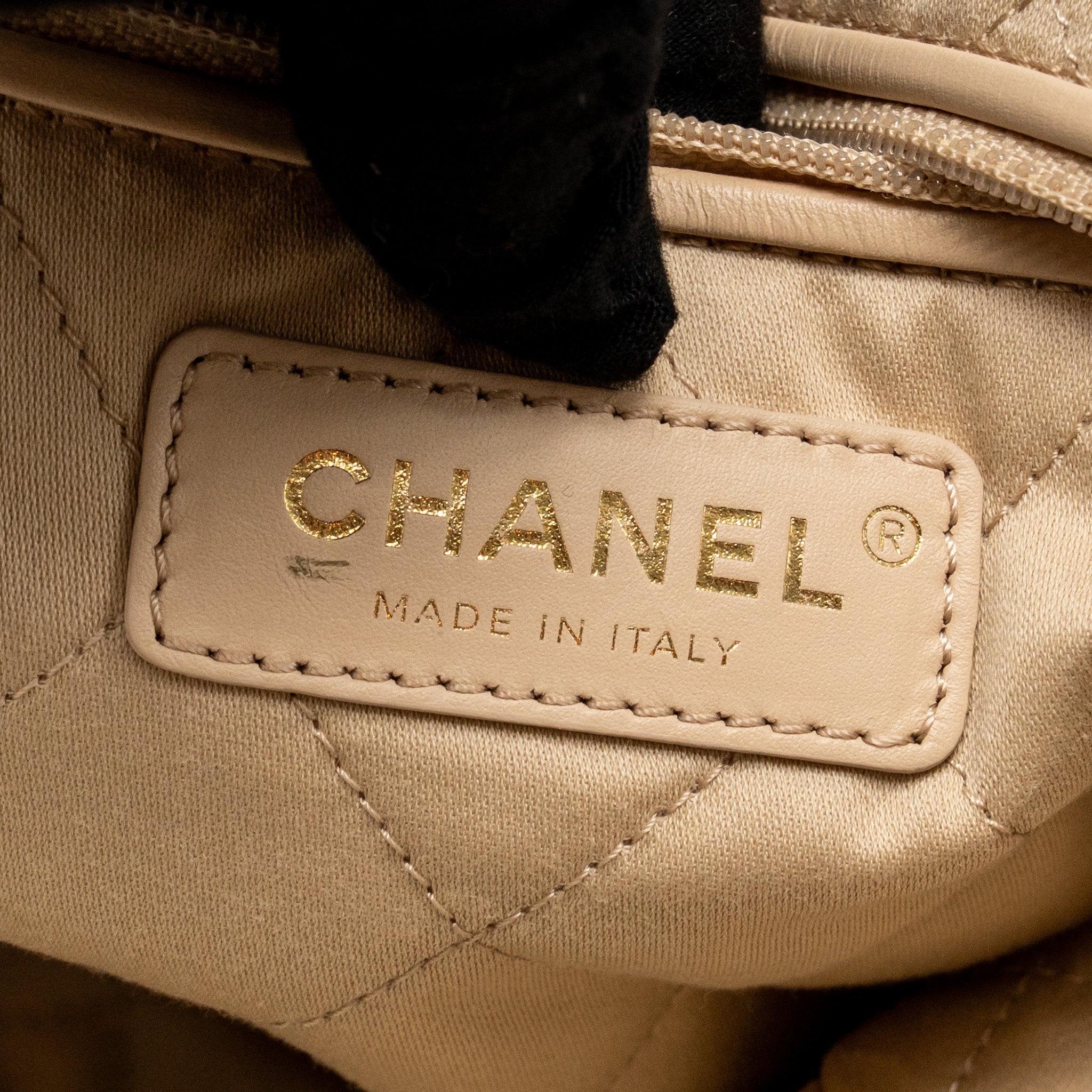 CHANEL LARGE 22 BAG SHINY CALFSKIN WHITE GHW (MICROCHIP)