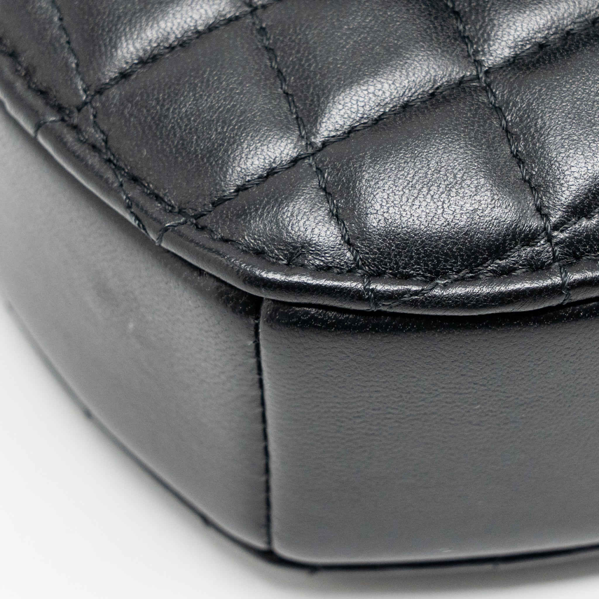 CHANEL 22S HEART BAG LAMBSKIN BLACK LGHW (MICROCHIP)