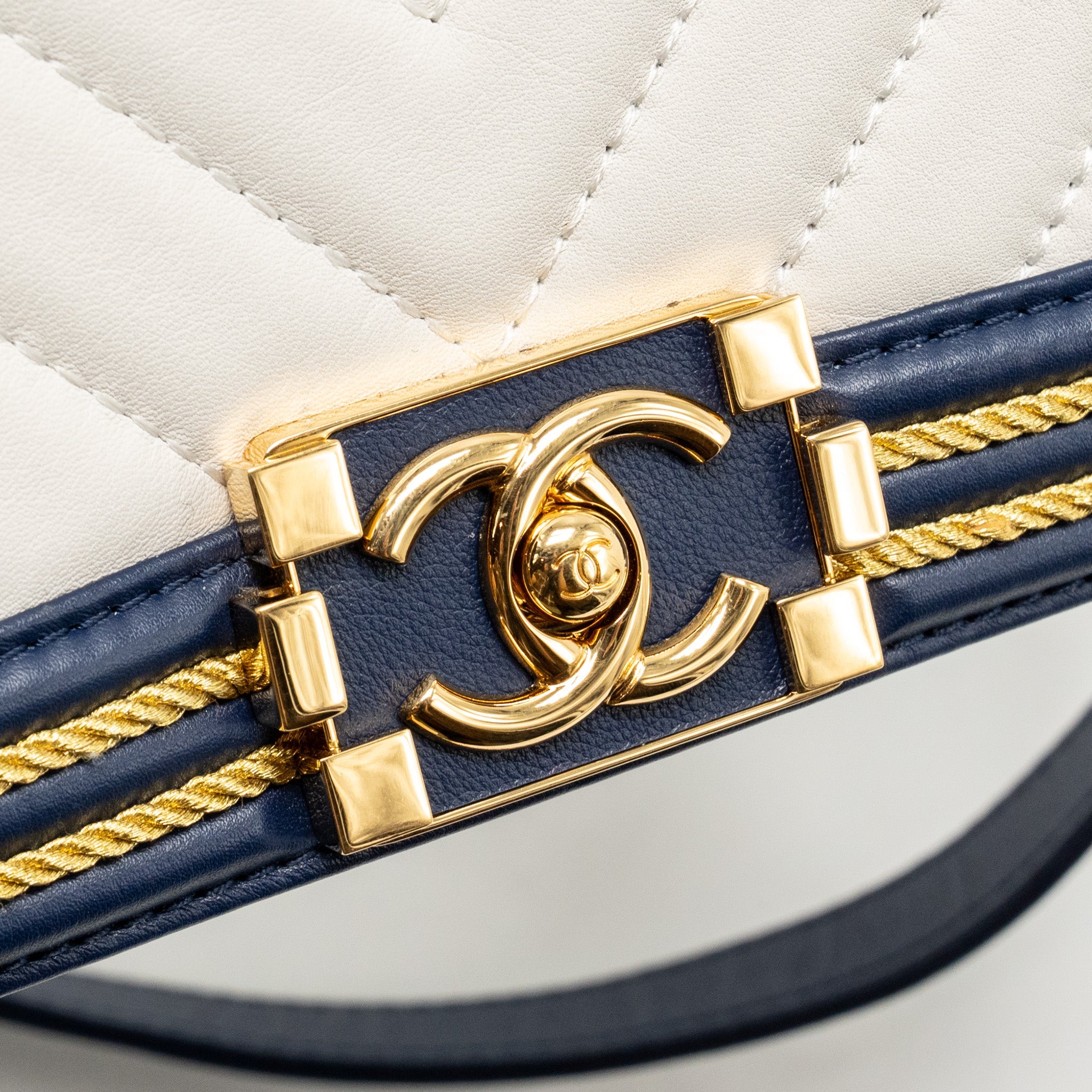 CHANEL SMALL CHEVRON BOY BAG CALFSKIN WHITE/NAVY GHW