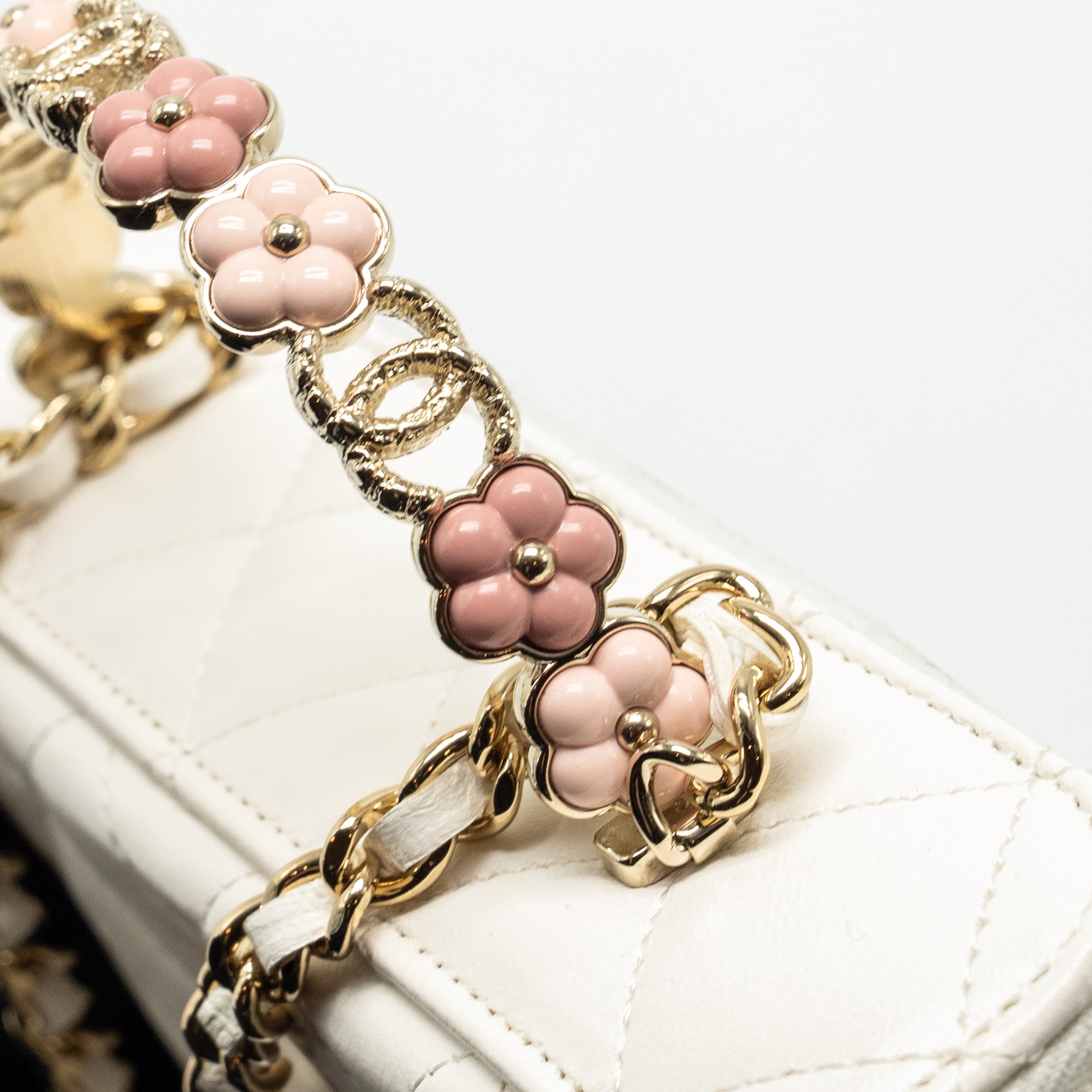 CHANEL 23K CAMELLIA TOP HANDLE LONG VANITY CASE WITH CHAIN CALFSKIN WHITE LGHW (MICROCHIP)