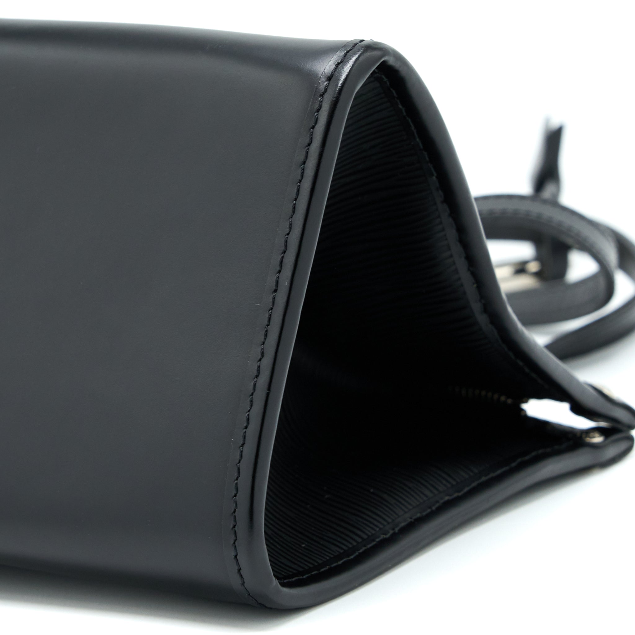 LOUIS VUITTON MADELEINE PM EPI BLACK SHW