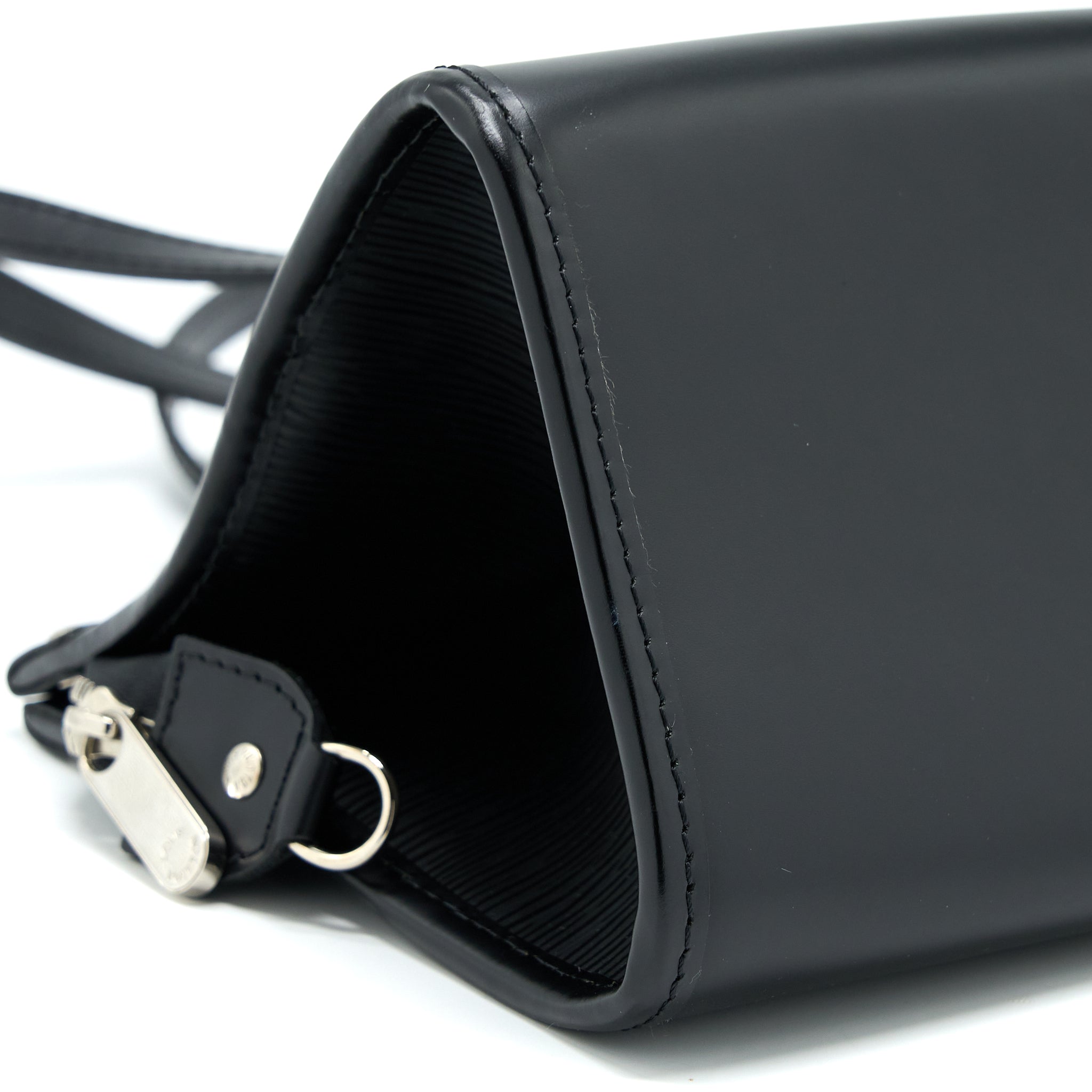 LOUIS VUITTON MADELEINE PM EPI BLACK SHW