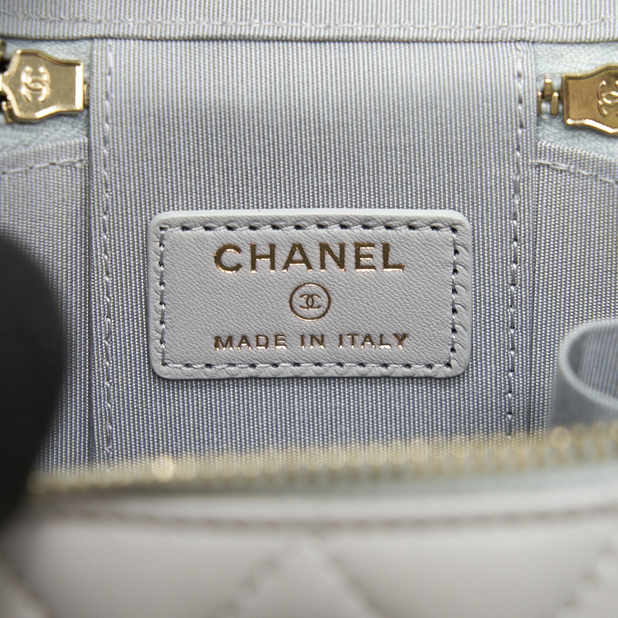 CHANEL 21A SMALL HANDLE VANITY WITH CHAIN GREY WITH GHW